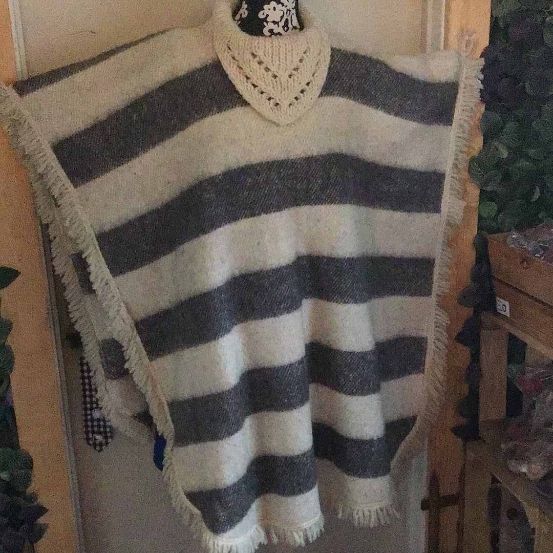 Poncho with knitted collar