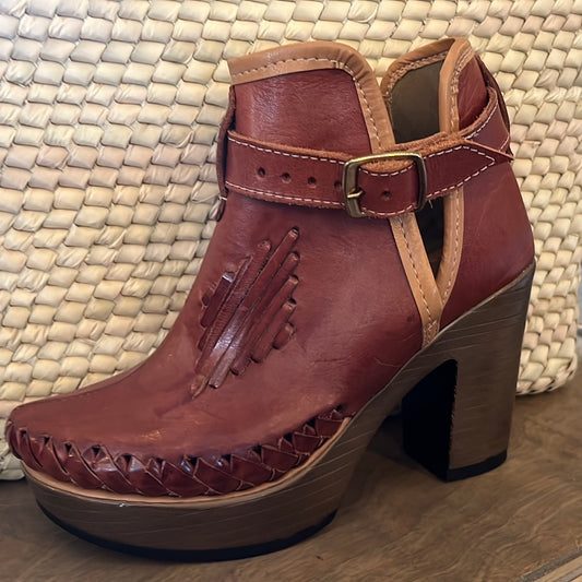 915/ Tan boot
